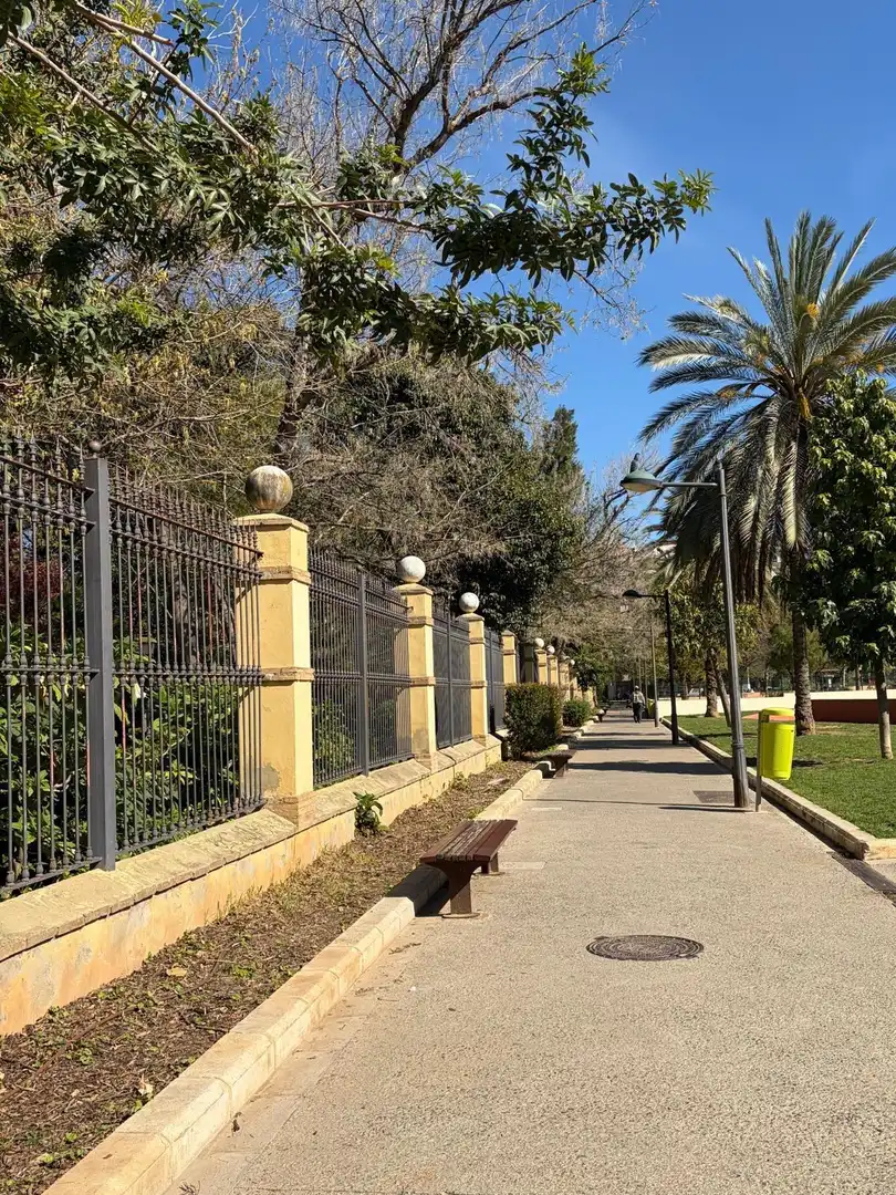 Außenansicht von Garage zum Verkauf in Valencia
