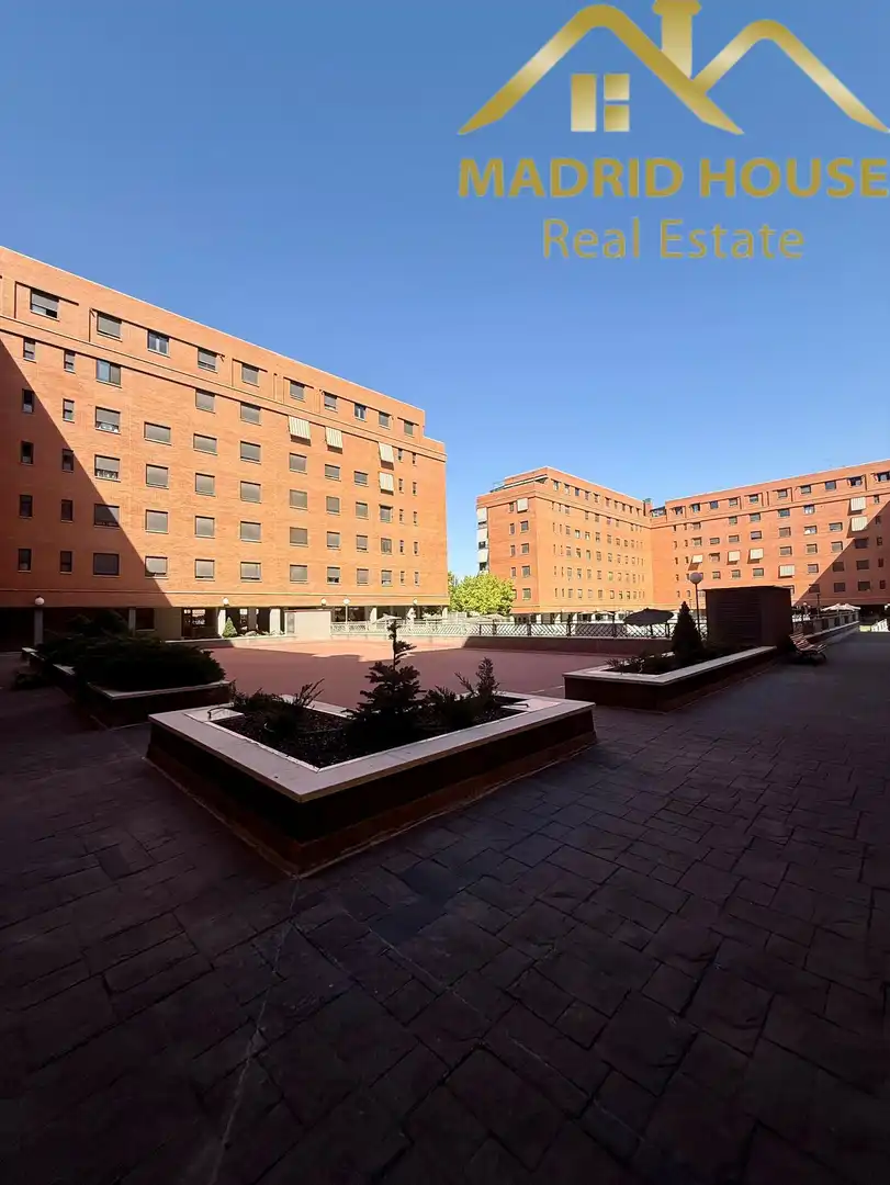 Vista exterior de Àtic en venda en Madrid amb Aire condicionat, Calefacció i Terrassa