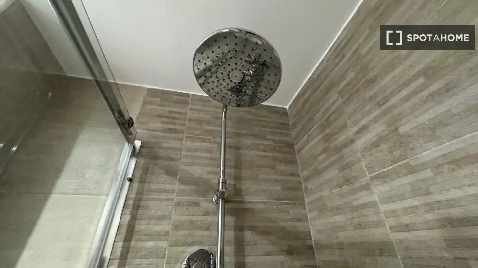 Badezimmer von Wohnung zur Miete in Madrid mit Klimaanlage, Heizung und Möbliert