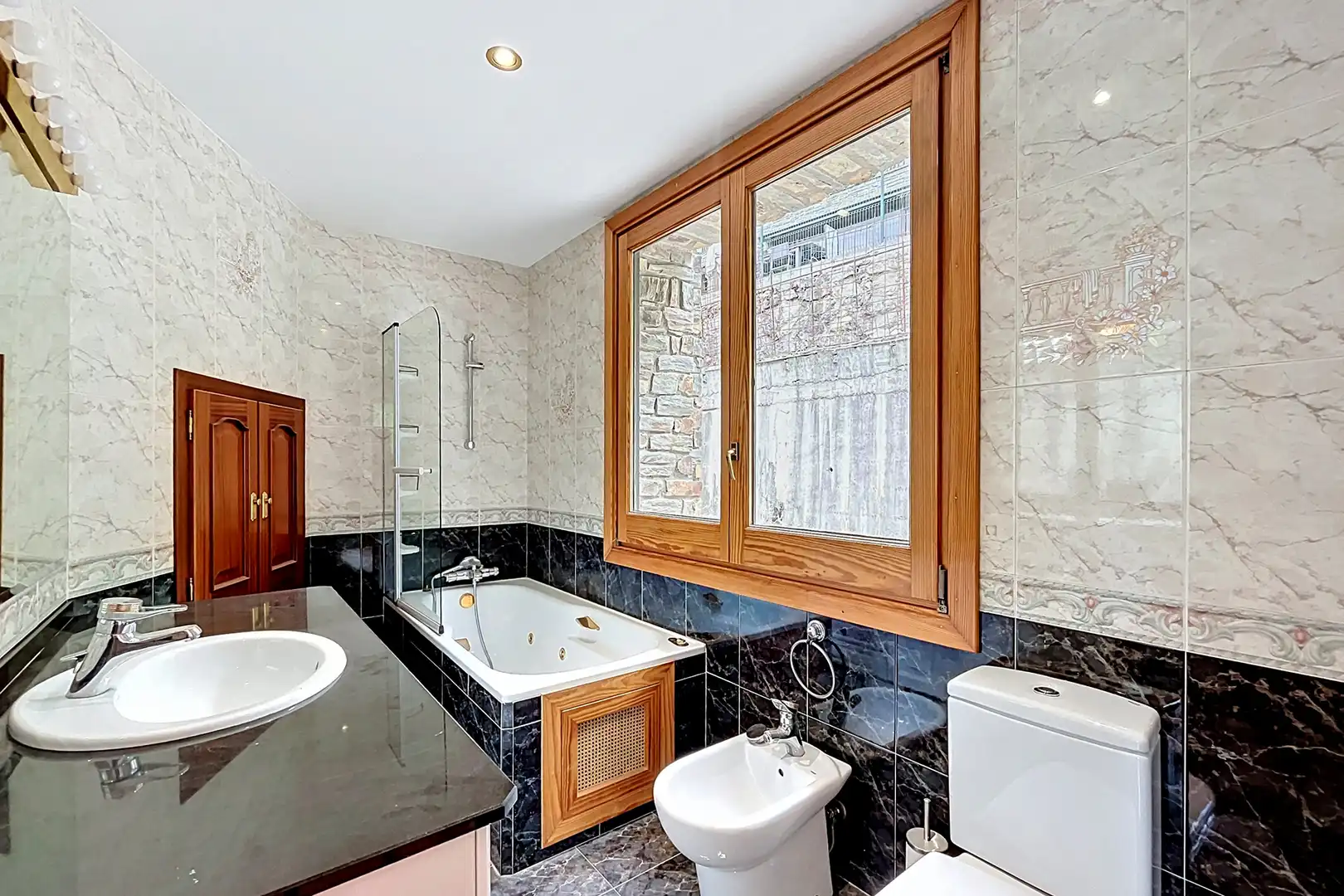 Badezimmer von Haus oder Chalet zur Miete in Escaldes – Engordany mit Heizung, Privatgarten und Parkett