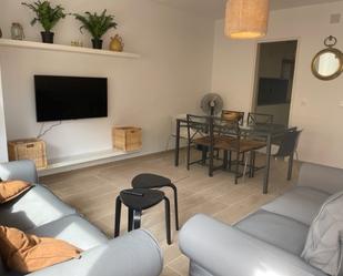 Sala d'estar de Apartament de lloguer en Palamós amb Balcó