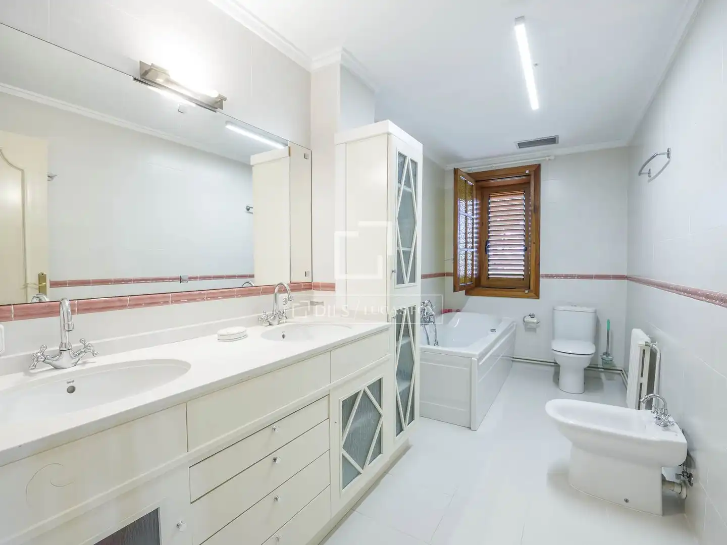 Bathroom of Houses for sale in Paterna  with Heating, Private garden and Parquet flooring