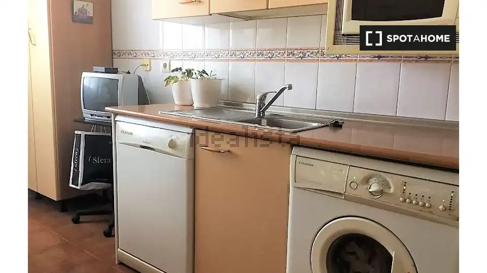 Kitchen of Flat for share in Alcalá de Henares  with Air Conditioner, Heating and Furnished