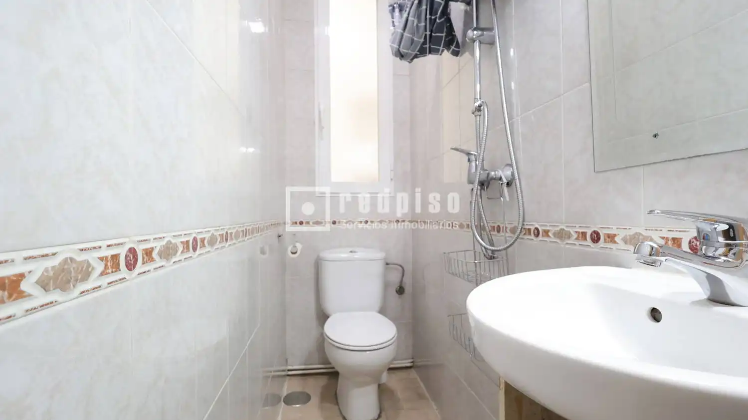 Baño de Piso de alquiler en Madrid con Calefacción y Amueblado