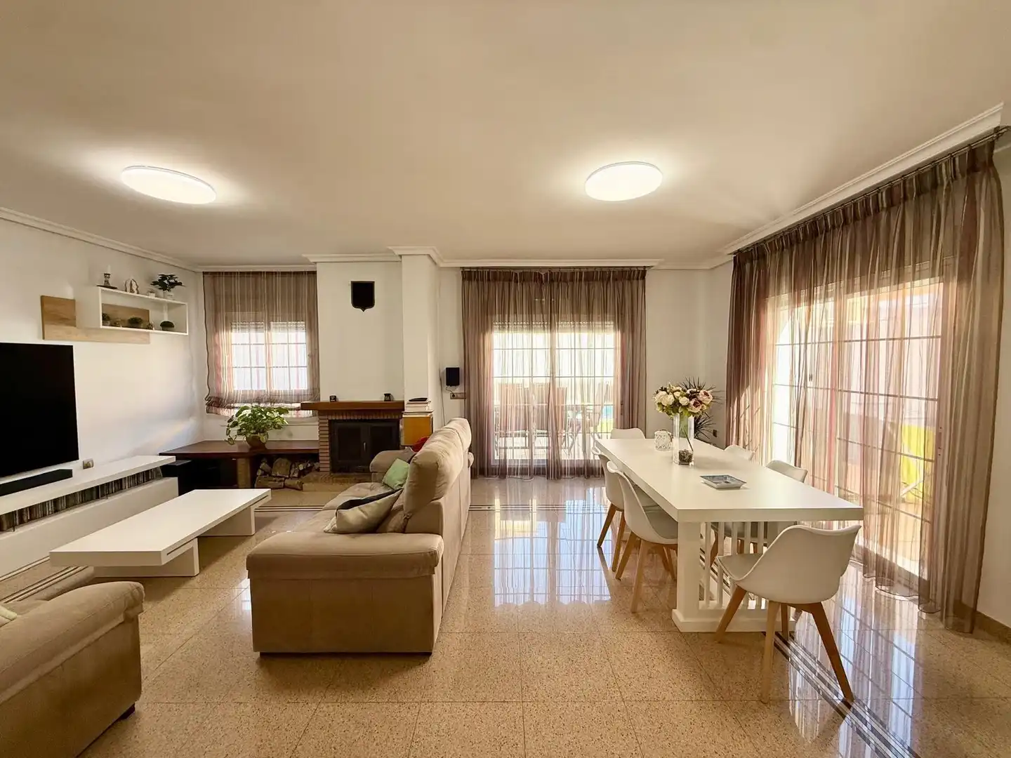 Sala de estar de Casa adosada en venta en Almería con Aire acondicionado, Jardín privado y Terraza