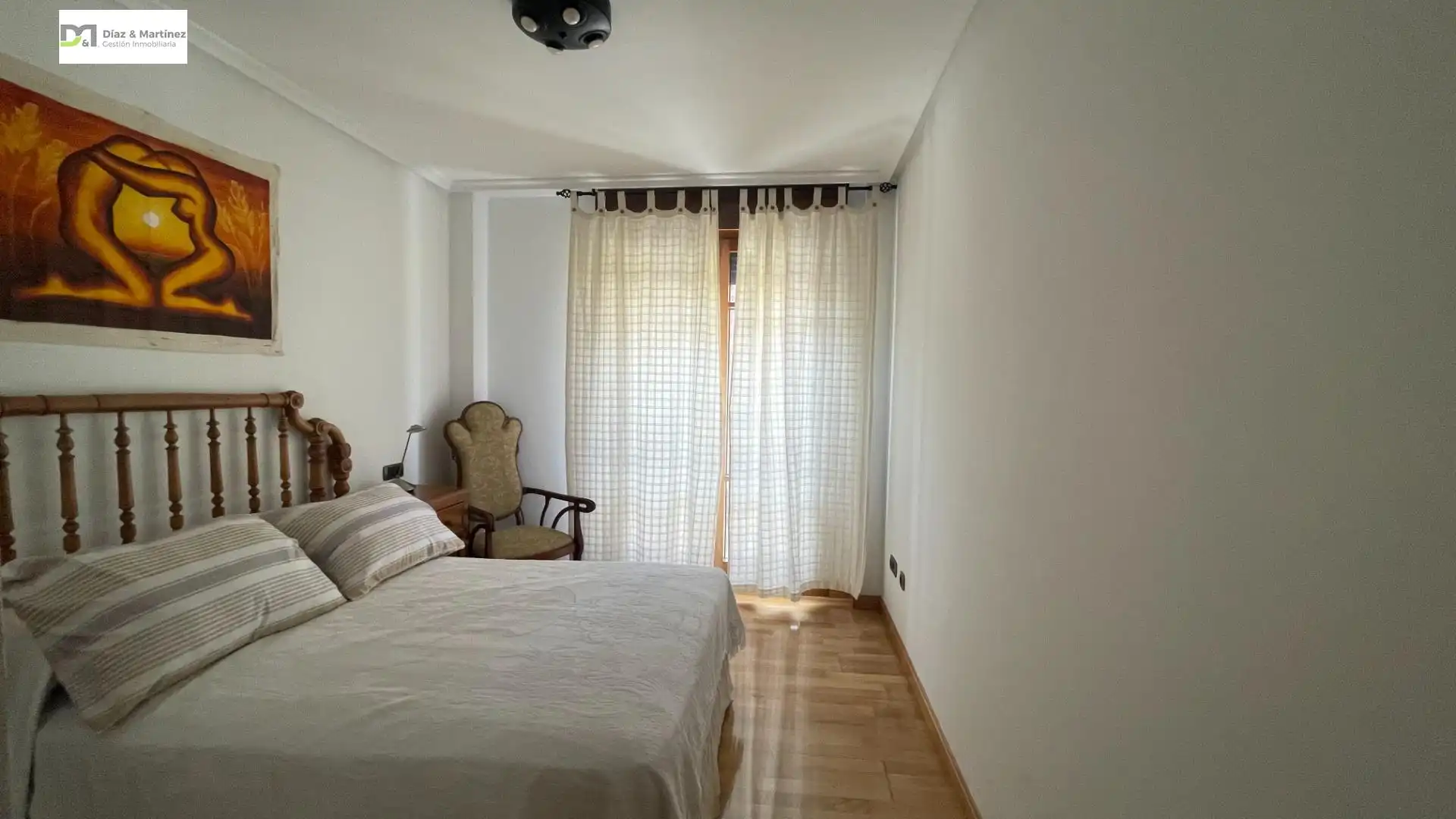 Dormitori de Apartament de lloguer en León Capital  amb Calefacció, Parquet i Moblat