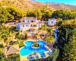 Vista exterior de Casa o xalet en venda en Nerja amb Aire condicionat, Terrassa i Piscina