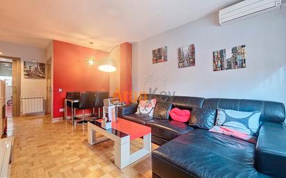 Living room of Flat for sale in Aranjuez  with Air Conditioner, Heating and Parquet flooring