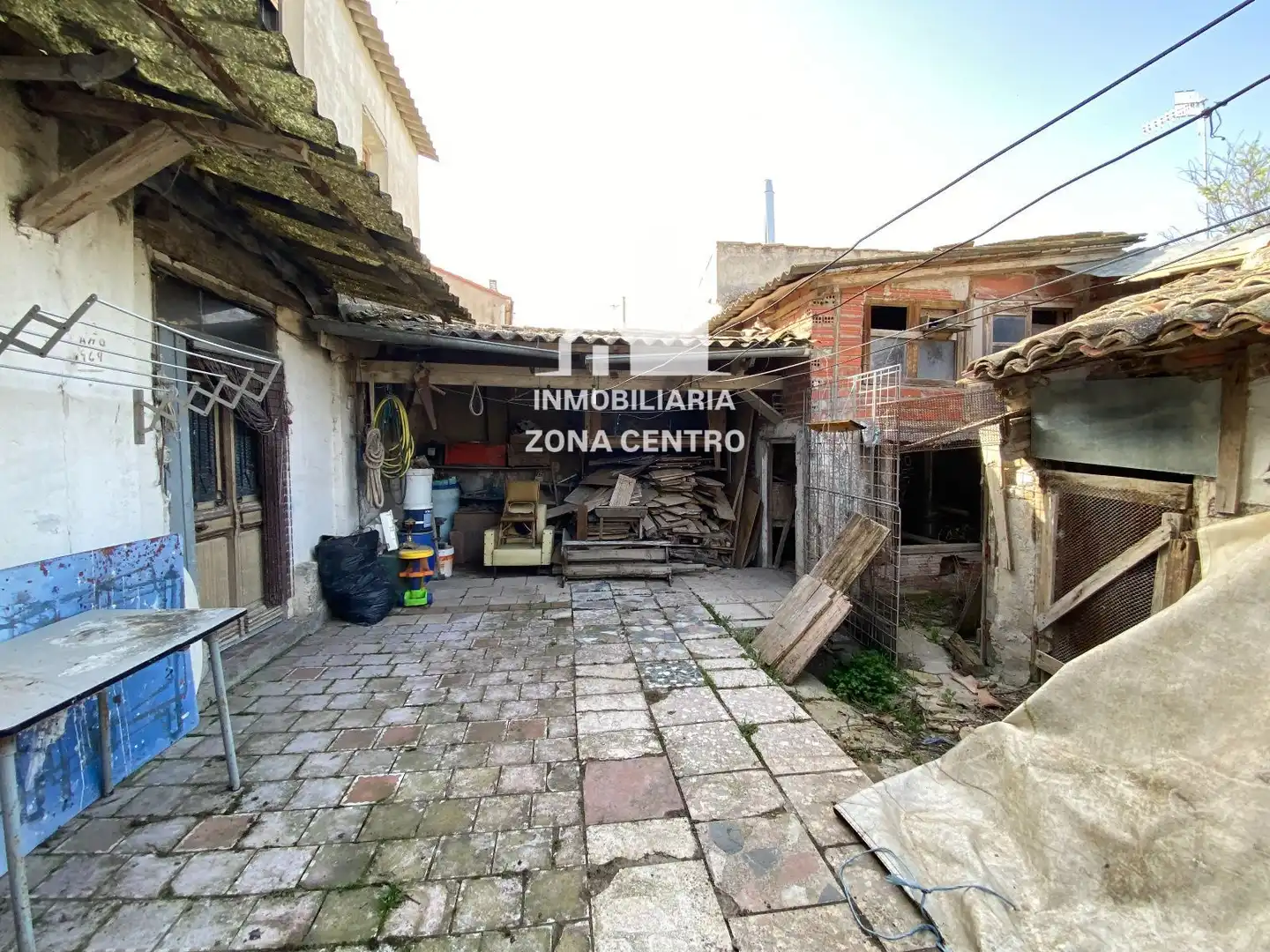 Vista exterior de Casa adosada en venta en Baltanás con Calefacción, Jardín privado y Amueblado