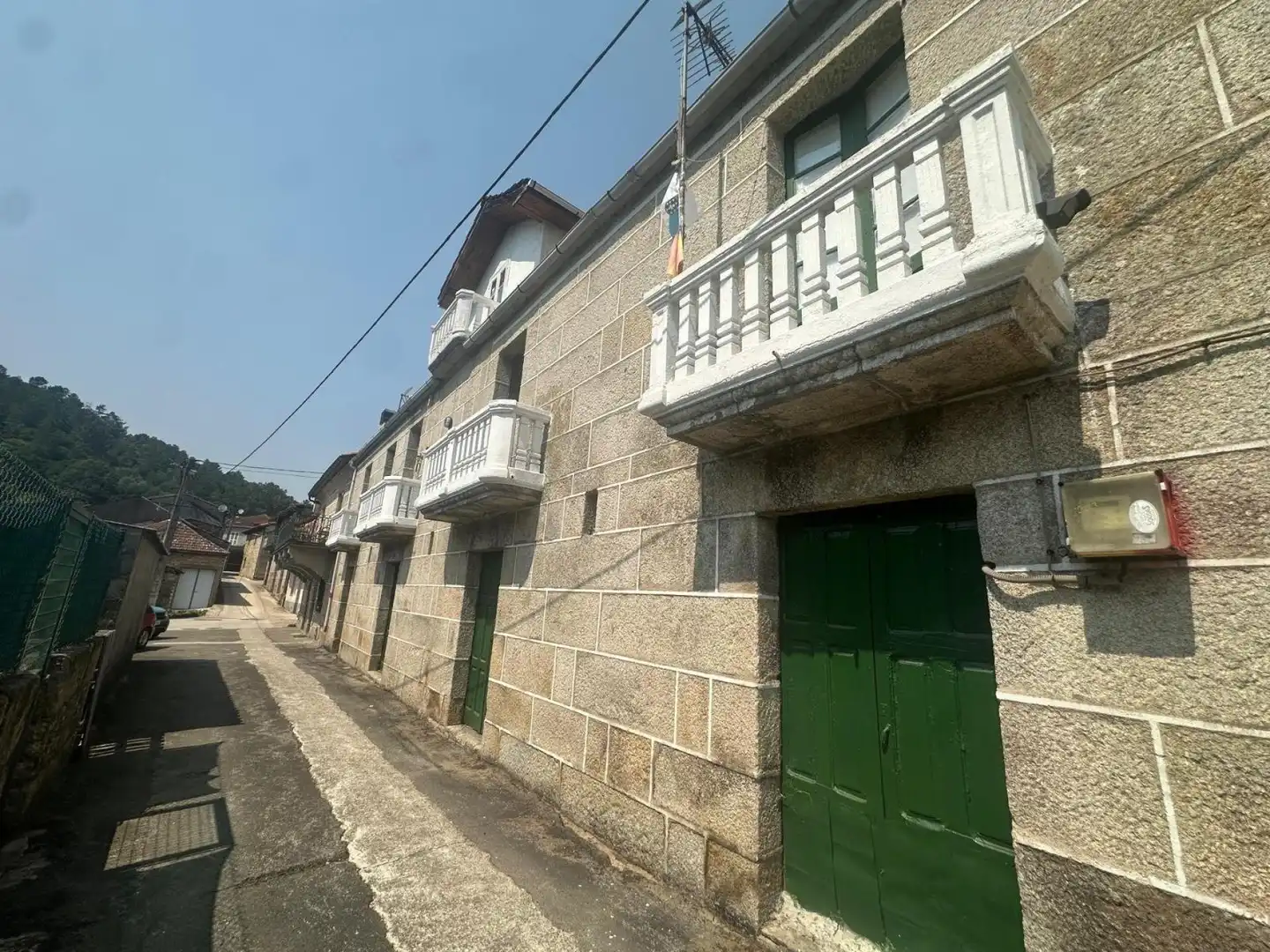 Vista exterior de Casa adosada en venda en A Arnoia amb Moblat i Balcó