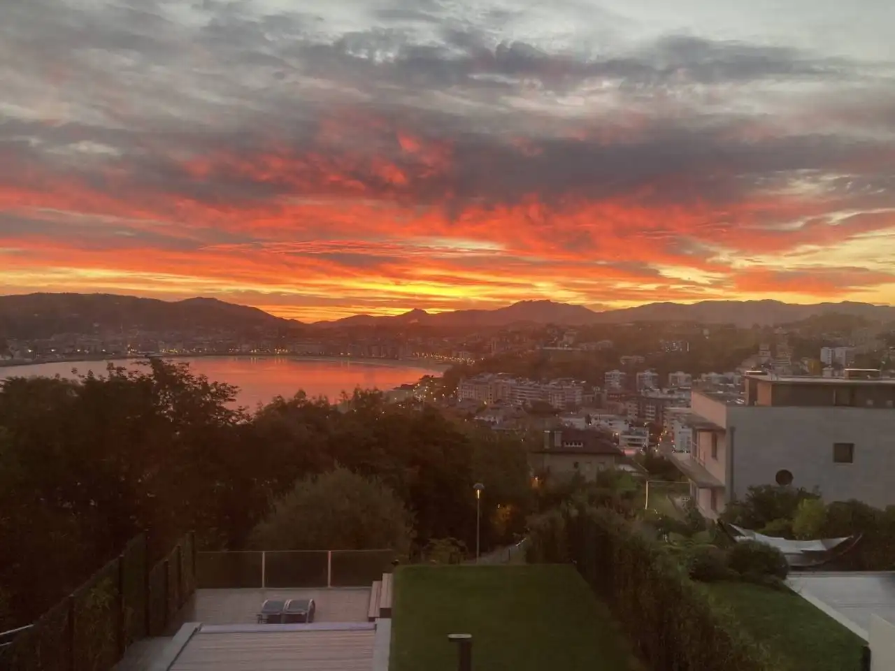 Vista exterior de Casa o xalet en venda en Donostia - San Sebastián  amb Calefacció, Jardí privat i Terrassa