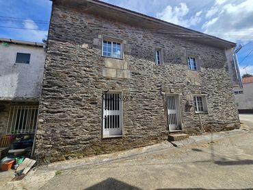 Casa amb jardí en venda a Forcarei