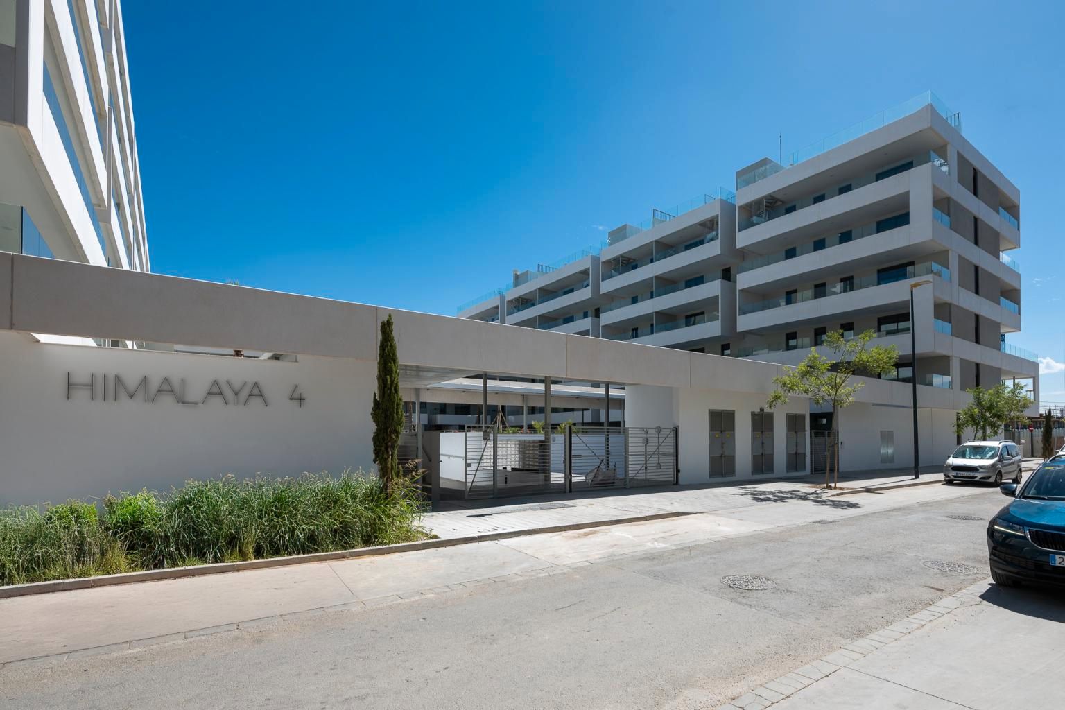 Vista exterior de Àtic en venda en  Sevilla Capital amb Aire condicionat, Calefacció i Jardí privat