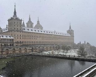 Vista exterior de Pis de lloguer en San Lorenzo de El Escorial amb Calefacció, Parquet i Rentadora