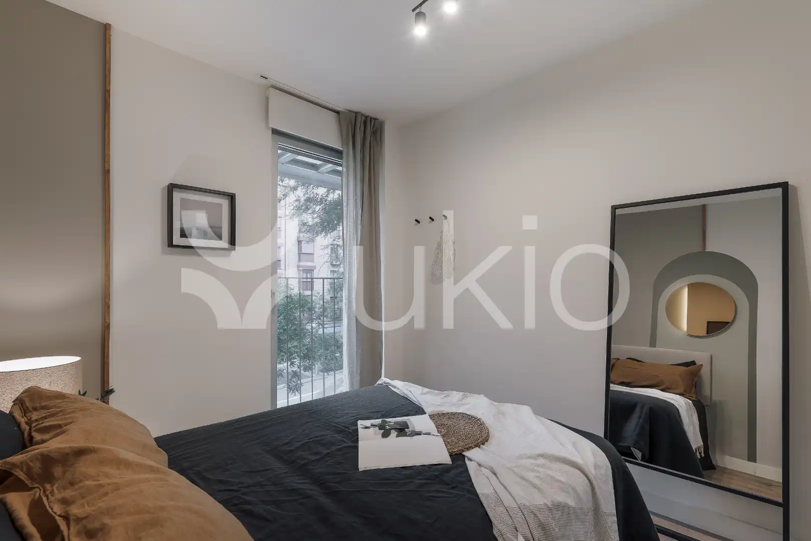 Dormitori de Apartament de lloguer en Madrid amb Aire condicionat, Calefacció i Terrassa