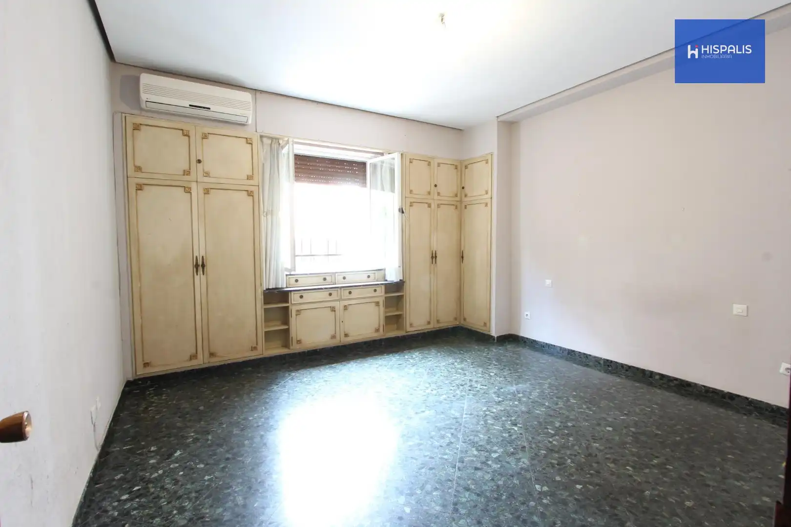 Schlafzimmer von Wohnung zum Verkauf in Sevilla mit Klimaanlage und Terrasse