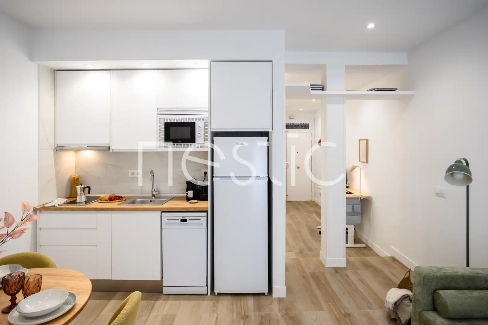 Cuina de Apartament de lloguer en Madrid amb Aire condicionat, Calefacció i Moblat