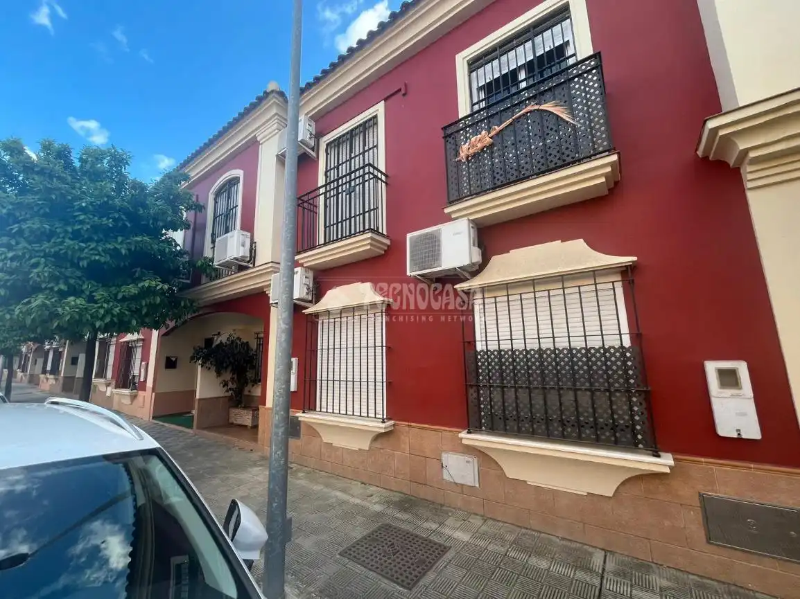 Vista exterior de Casa adosada en venta en Dos Hermanas con Terraza