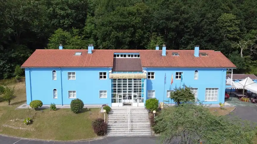 Vista exterior de Edifici en venda en Cangas de Onís amb Piscina comunitària