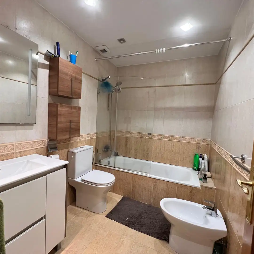 Badezimmer von Einfamilien-Reihenhaus zum Verkauf in Chiva mit Heizung, Abstellraum und Balkon