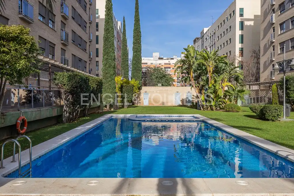 Piscina de Piso de alquiler en Valencia con Aire acondicionado, Calefacción y Parquet