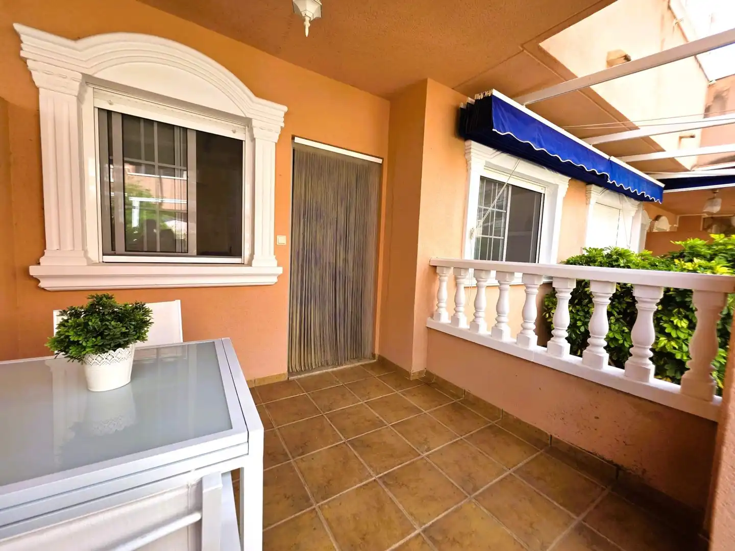 Terrasse von Einfamilien-Reihenhaus zum Verkauf in Santa Pola mit Klimaanlage, Terrasse und Möbliert