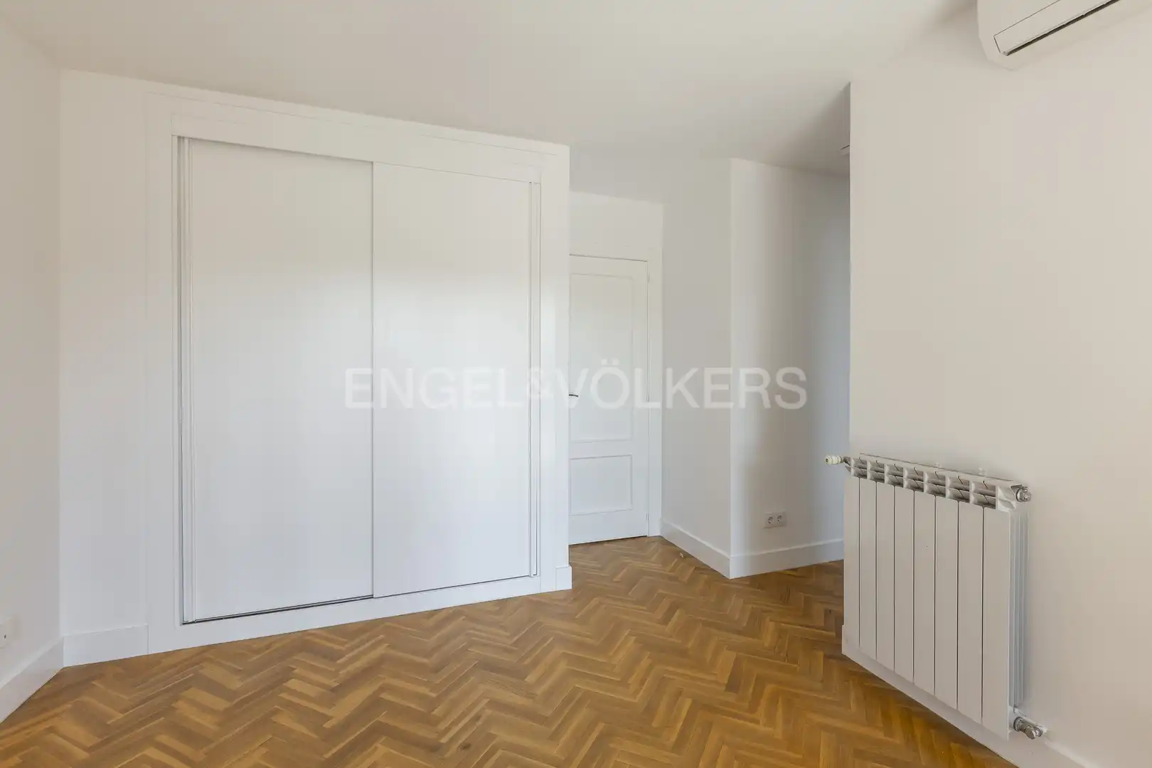 Bedroom of Houses for sale in Pozuelo de Alarcón  with Air Conditioner, Heating and Swimming Pool