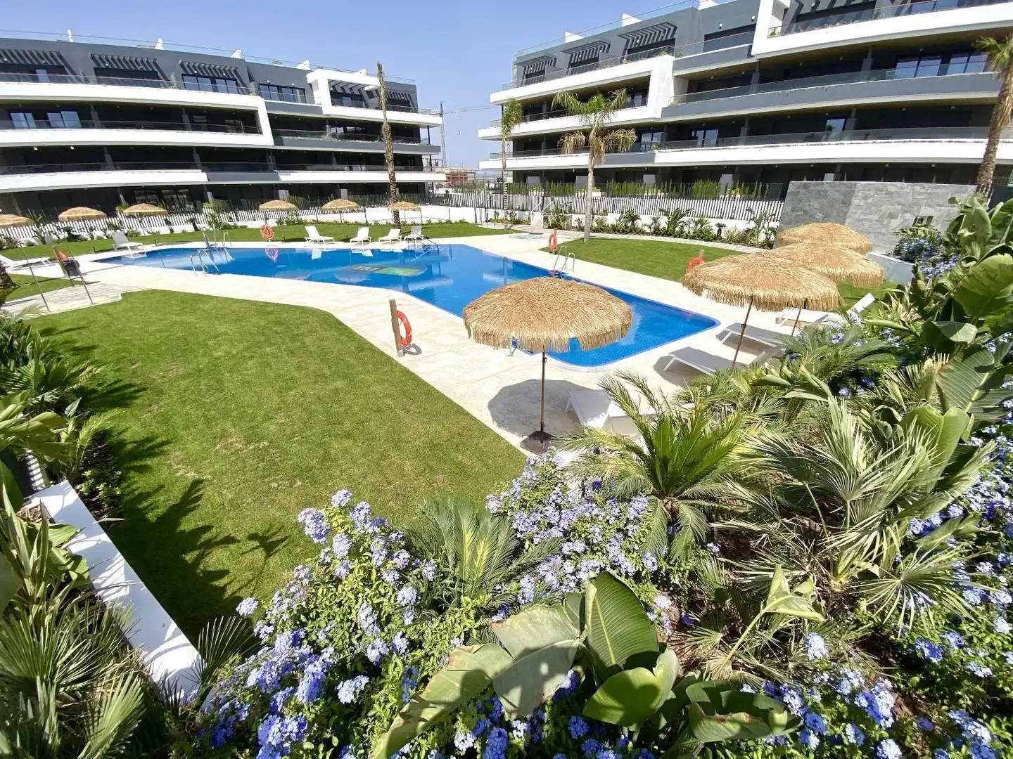 Piscina de Planta baixa en venda en Torrevieja amb Aire condicionat, Calefacció i Jardí privat