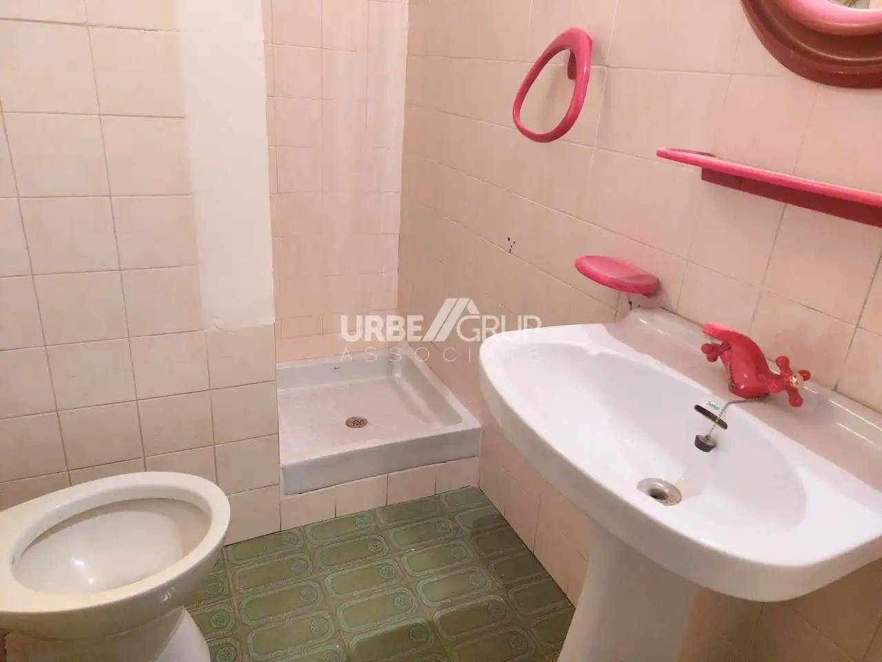 Baño de Piso en venta en Terrassa con Calefacción, Terraza y Alarma