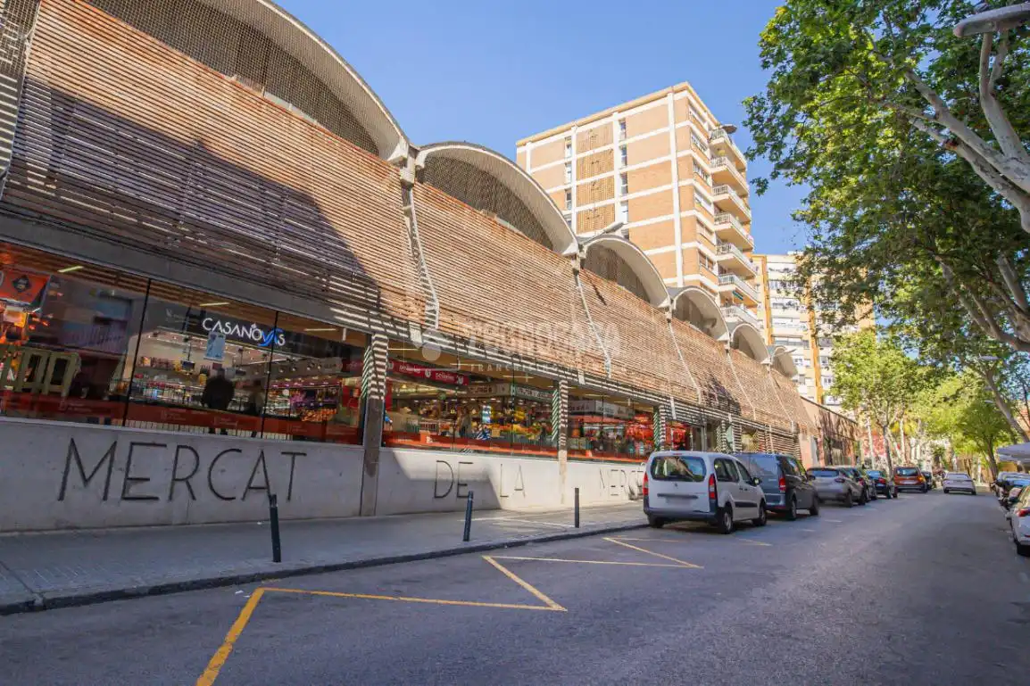 Vista exterior de Edificio en venta en Barcelona
