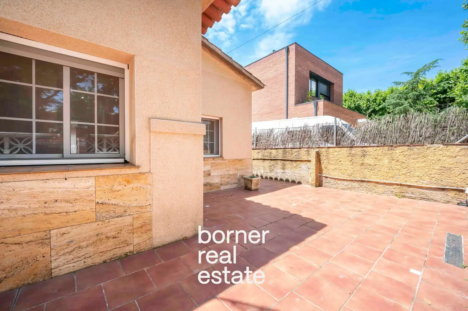 Vista exterior de Casa o xalet en venda en Sant Cugat del Vallès amb Aire condicionat, Calefacció i Jardí privat