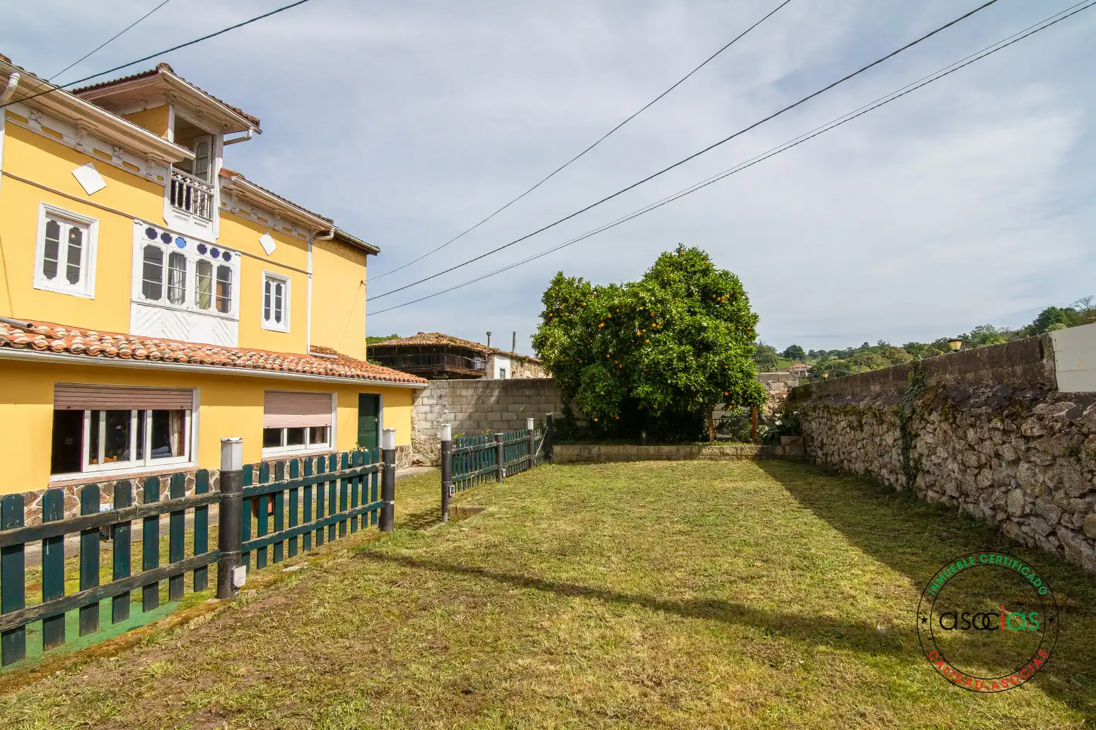 Vista exterior de Casa o chalet en venta en Las Regueras   con Calefacción y Jardín privado