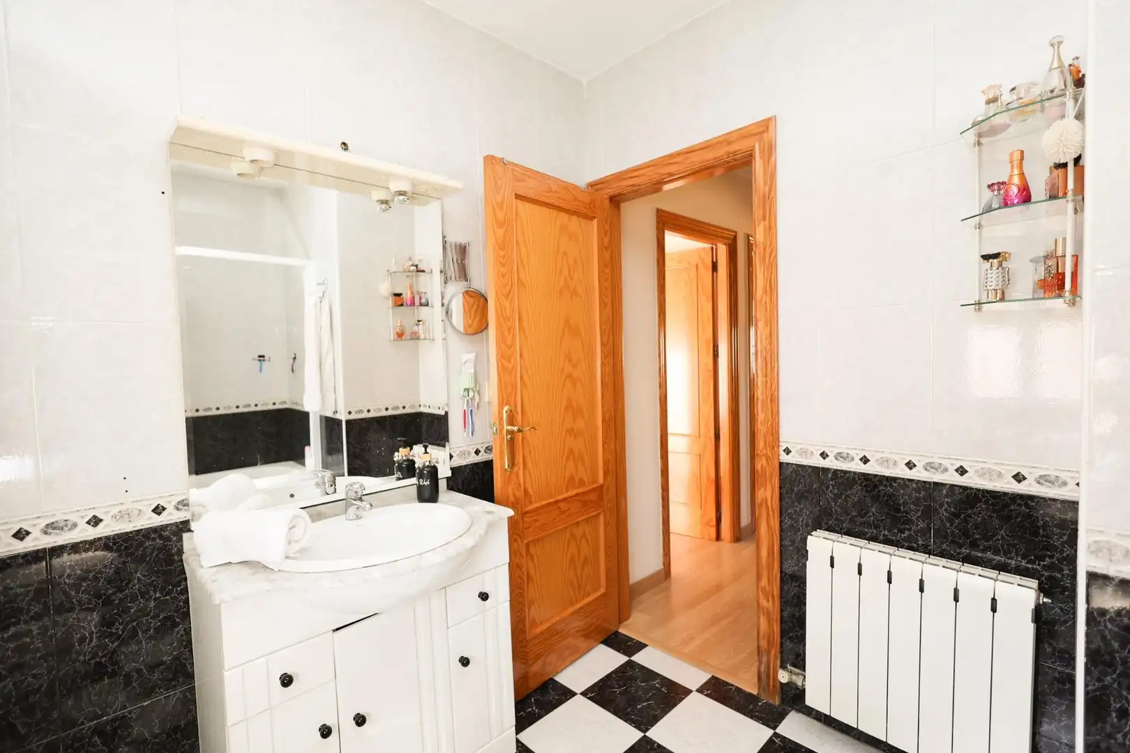 Baño de Casa adosada en venta en Cúllar Vega con Aire acondicionado y Amueblado