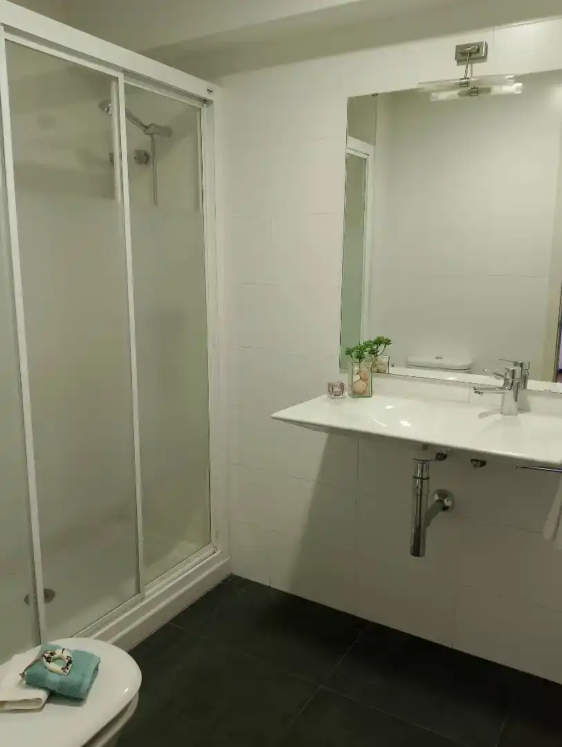 Bany de Pis en venda en Vigo  amb Balcó