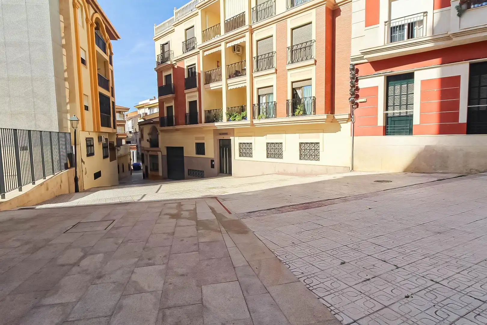 Vista exterior de Casa o xalet en venda en Motril amb Traster i Balcó