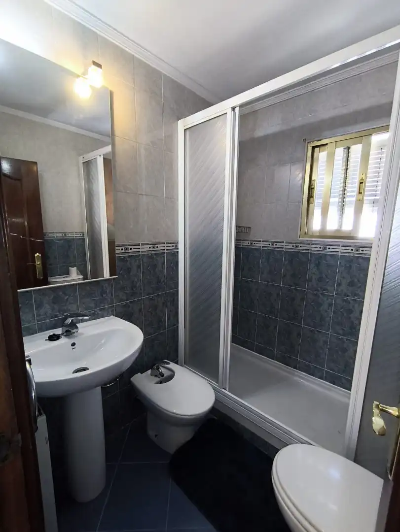 Baño de Piso para compartir en Alcalá de Henares con Aire acondicionado, Calefacción y Amueblado