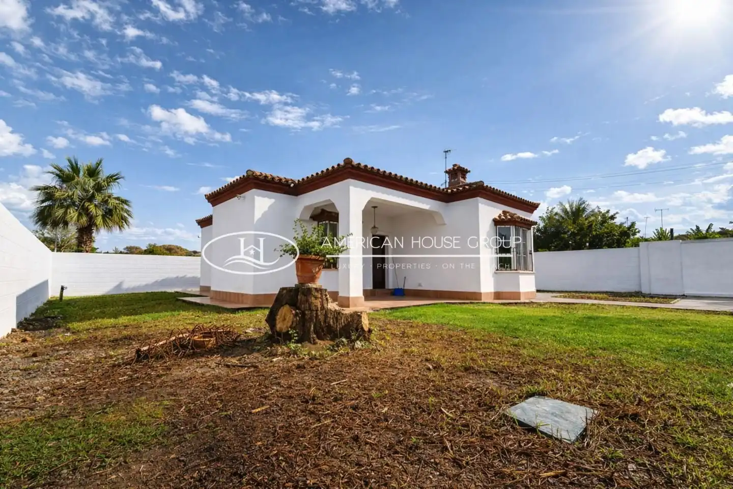 Vista exterior de Casa o xalet en venda en Chiclana de la Frontera amb Jardí privat i Moblat