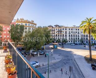 Vista exterior de Apartament en venda en  Sevilla Capital amb Aire condicionat, Terrassa i Balcó