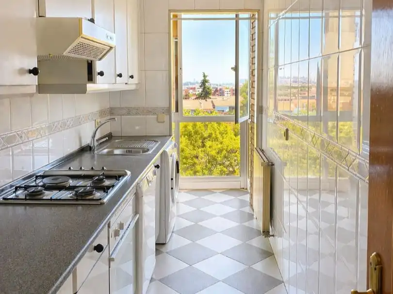 Küche von Wohnung zum Verkauf in  Madrid Capital