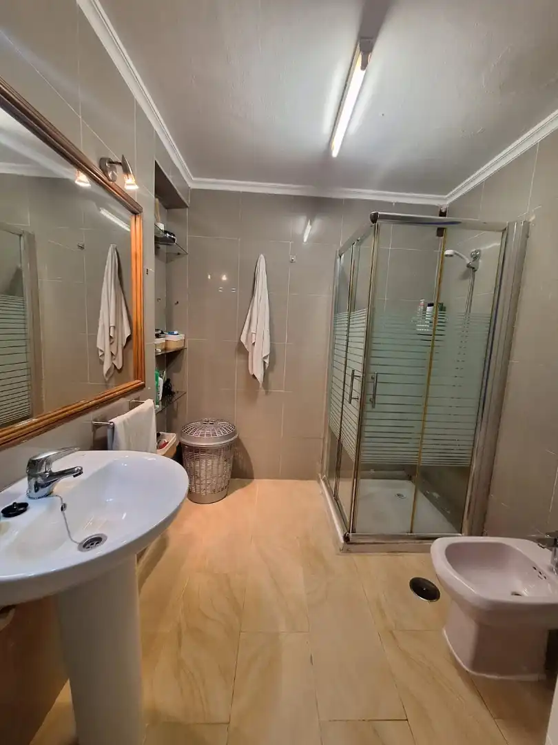 Badezimmer von Wohnung zur Miete in La Línea de la Concepción mit Möbliert, Ofen und Waschmaschine