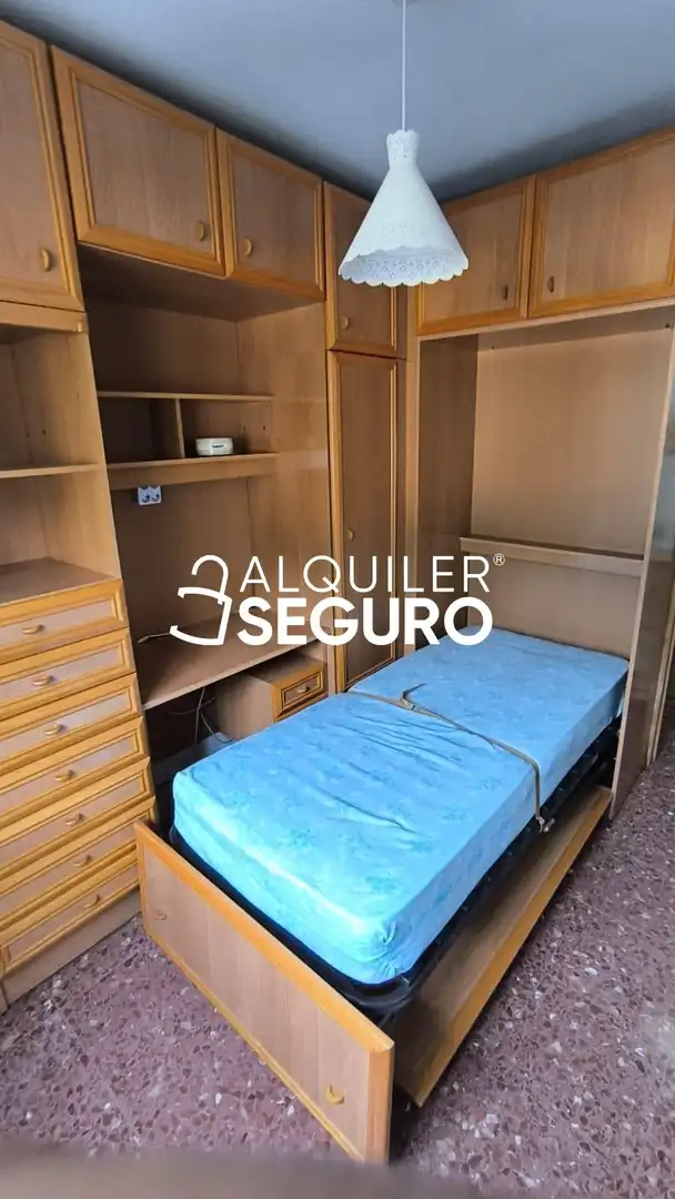 Bedroom of Flat for rent in Sevilla  with Air Conditioner and Furnished