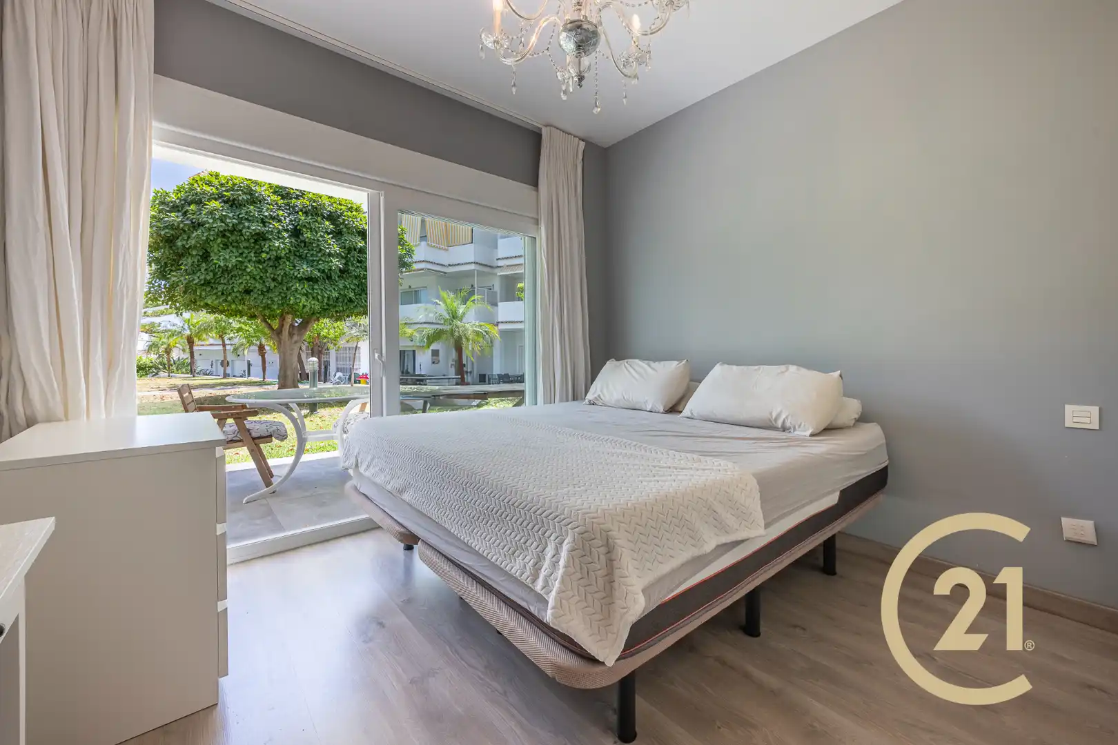 Habitación de Planta baja en venta en Marbella con Aire acondicionado, Terraza y Amueblado