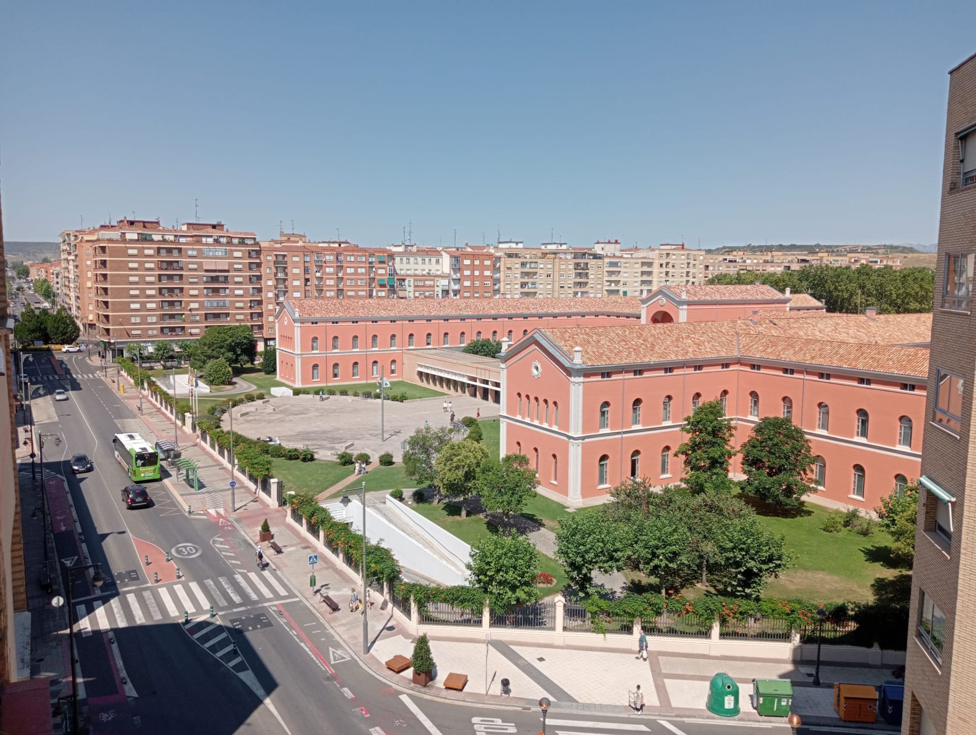 Vista exterior de Pis en venda en  Logroño amb Calefacció, Terrassa i Traster