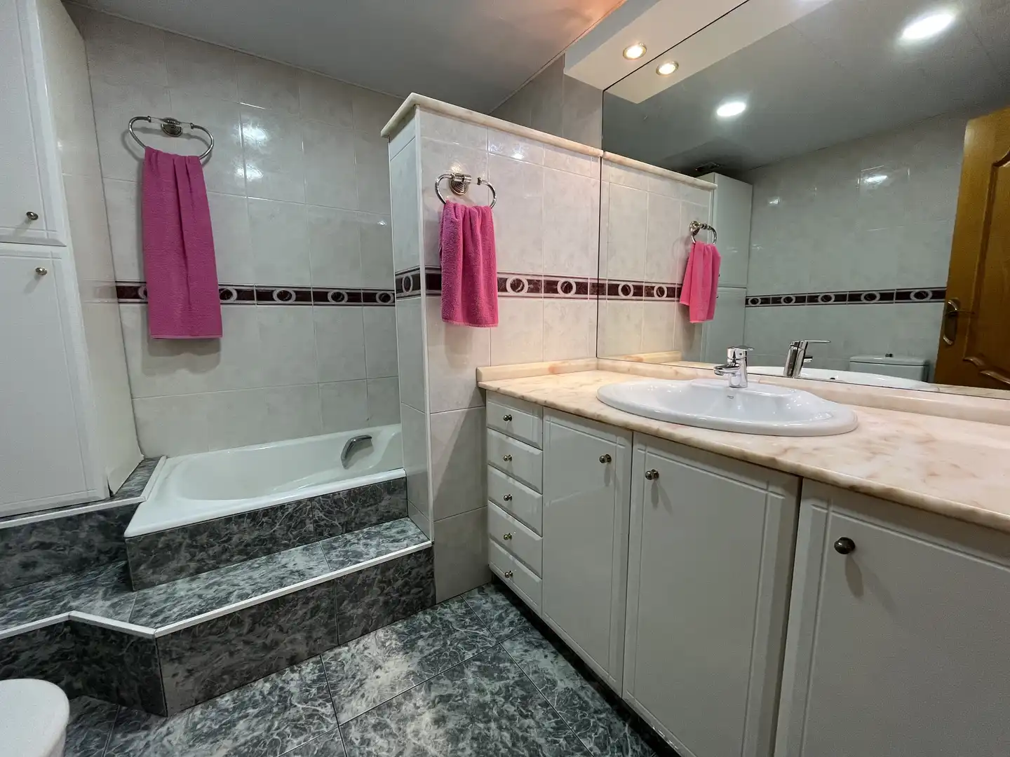 Bathroom of Flat for sale in Cornellà de Llobregat  with Heating and Swimming Pool
