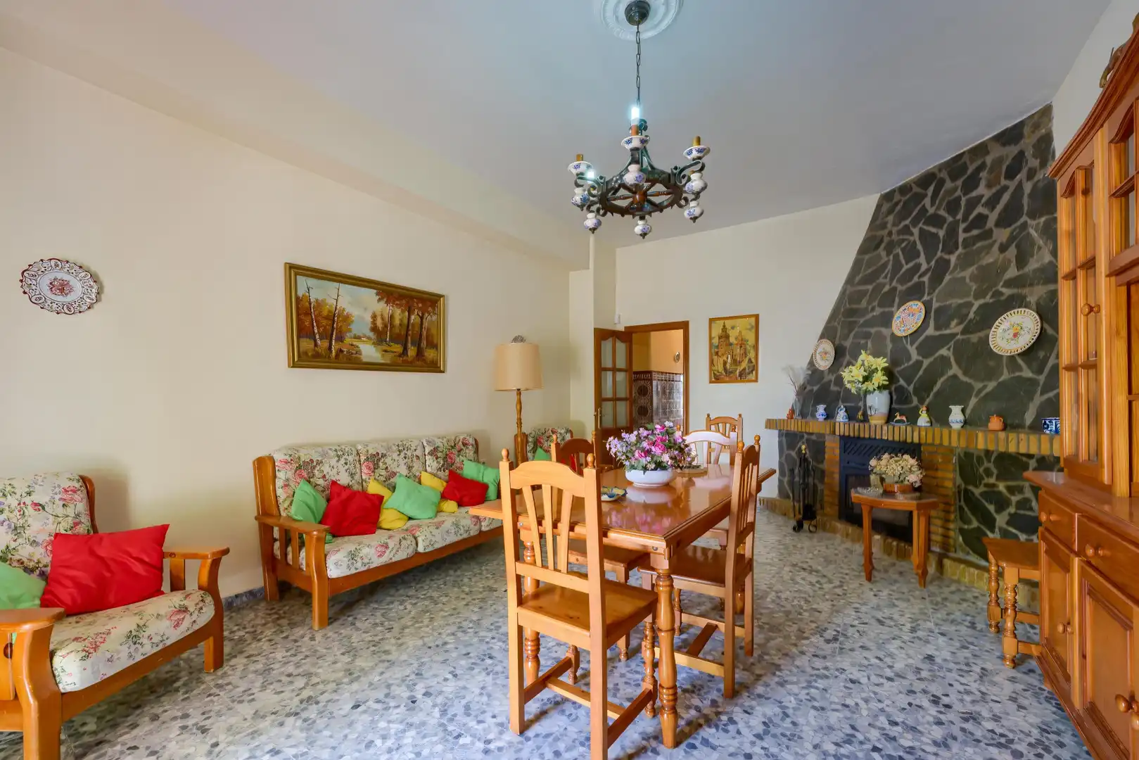 Sala d'estar de Casa o xalet en venda en Carmona amb Jardí privat, Terrassa i Piscina
