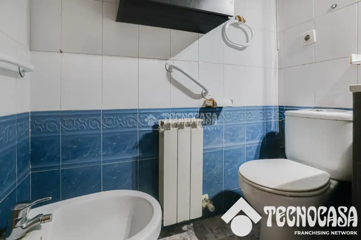Baño de Piso en venta en Santa Coloma de Gramenet con Calefacción y Terraza