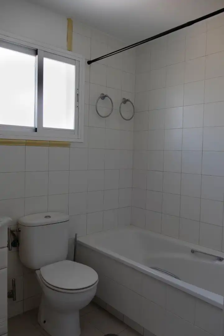Bany de Apartament en venda en Estepona amb Jardí privat, Terrassa i Piscina comunitària