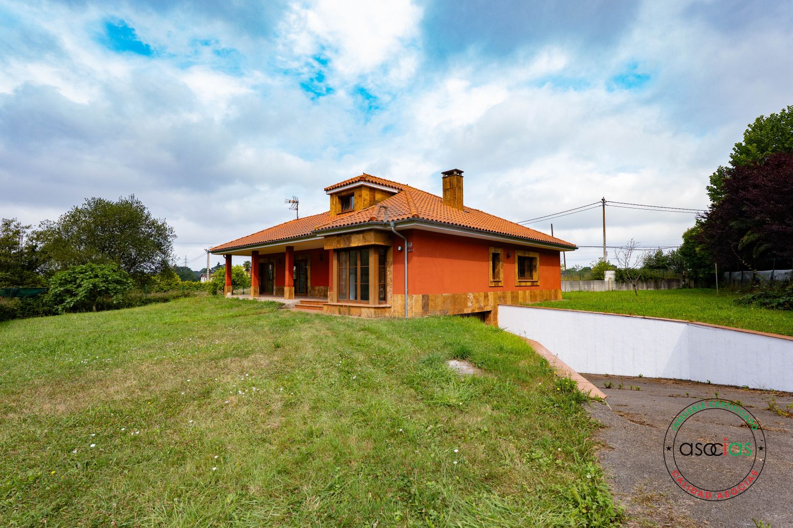 Vista exterior de Casa o xalet en venda en Llanera amb Calefacció, Jardí privat i Terrassa