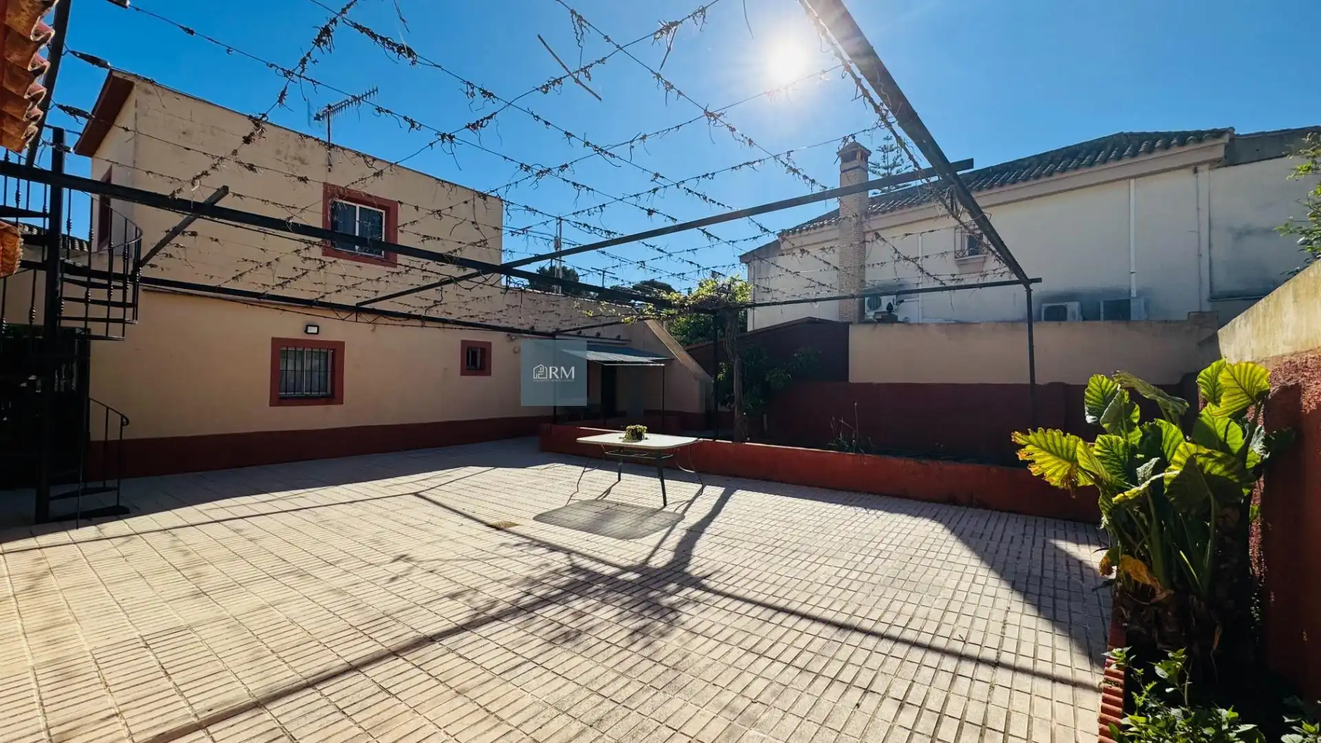 Vista exterior de Casa o xalet en venda en Sanlúcar de Barrameda amb Jardí privat, Terrassa i Traster