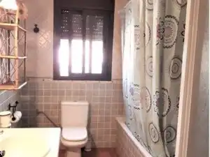 Baño de Casa adosada de alquiler en Arriate con Aire acondicionado, Calefacción y Piscina